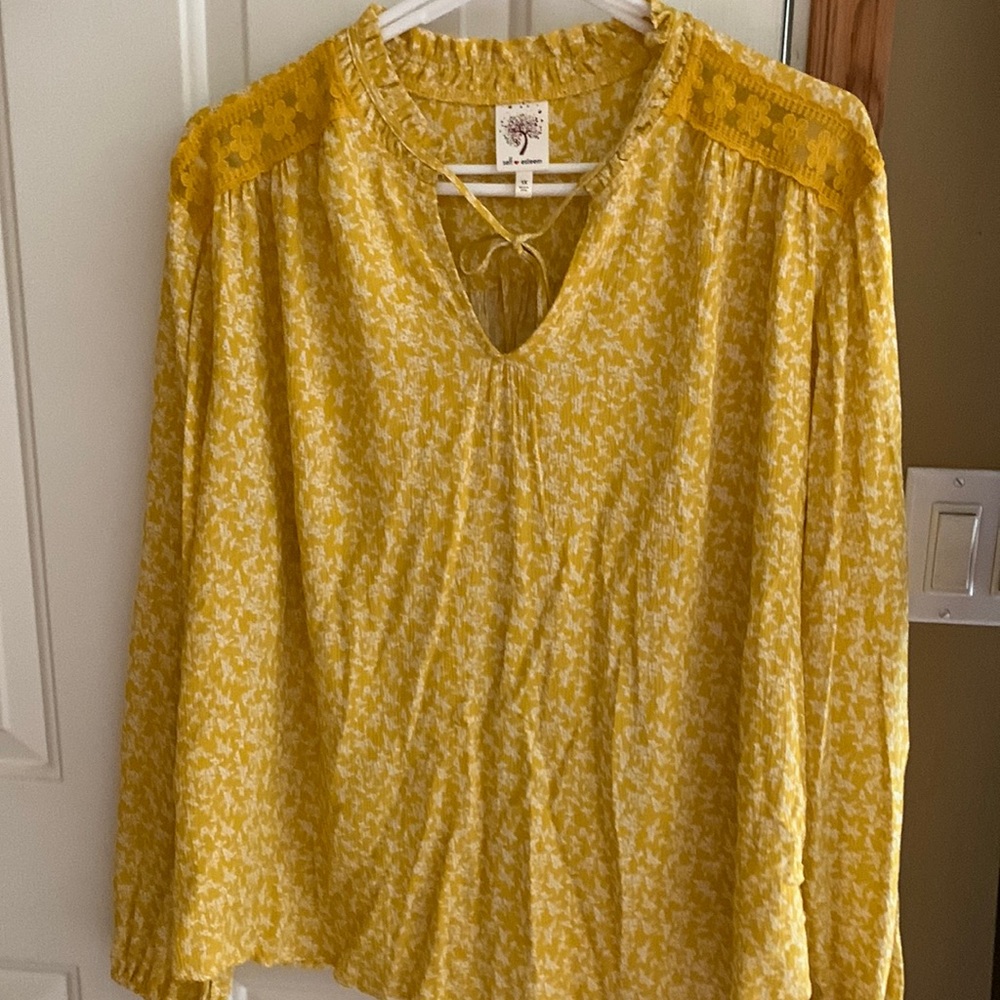 Self Esteem brand blouse in 1X yellow and white with lace shoulder